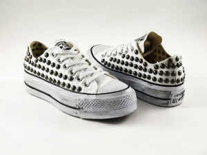 Converse bianche con outlet le borchie